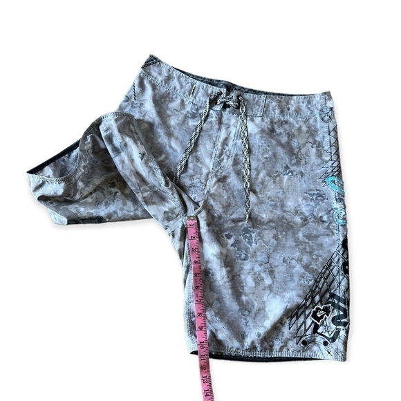 Quiksilver Men’s Grey Unlined Board Shorts With Cargo Pocket, Size 32 - Picture 7 of 7